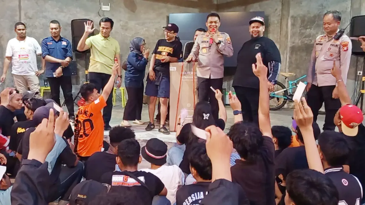 Suasana nobar laga Persija vs Persib di Pancoran Mas Depok. (Dok. Humas Polres Metro Depok)