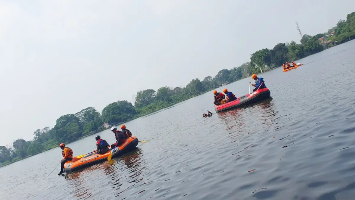 Tim SAR gabungan saat melakukan pencarian korban tenggelam di Situ Cikaret, Cibinong, Kabupaten Bogor Minggu, 10 Mei 2026. (Billy/Radar Bogor)