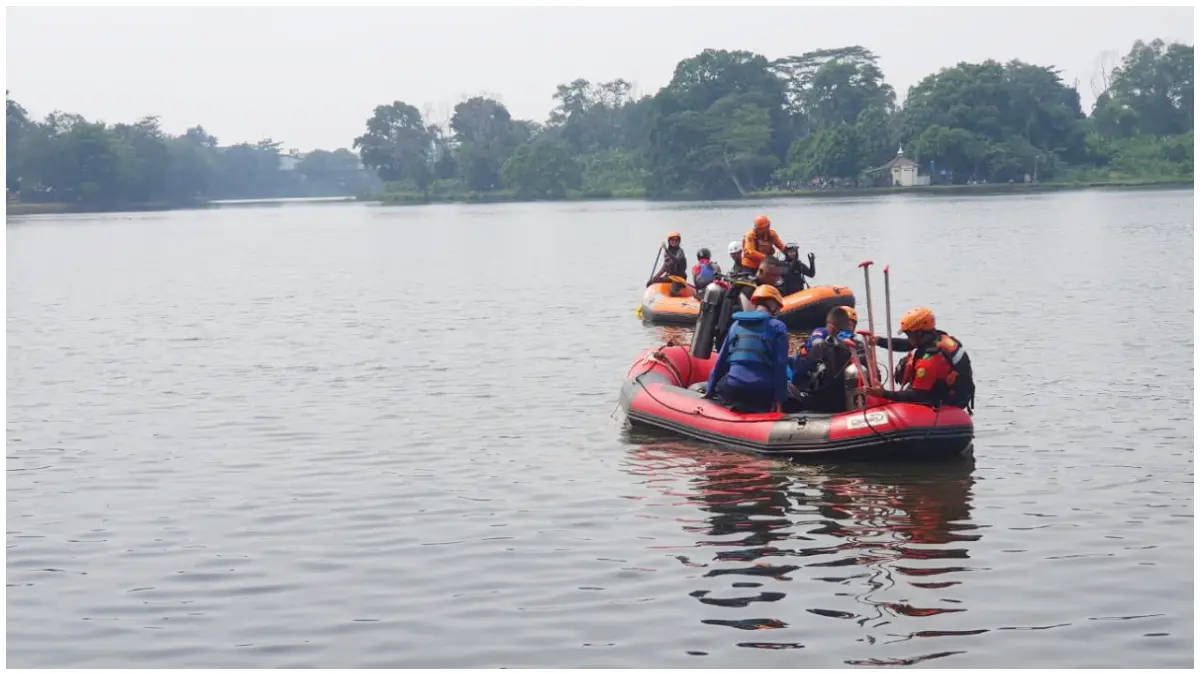 Tim SAR gabungan saat melakukan pencarian korban tenggelam di Situ Cikaret, Cibinong, Kabupaten Bogor pada Minggu 10 Mei 2026. (Foto : Billy/Radar Bogor)