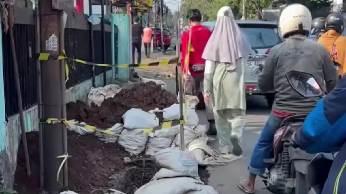Bekas galian utilitas di sepanjang Jalan Tentara Pelajar, Kota Bogor terlihat merusak permukaan aspal. (Dok. Warga)