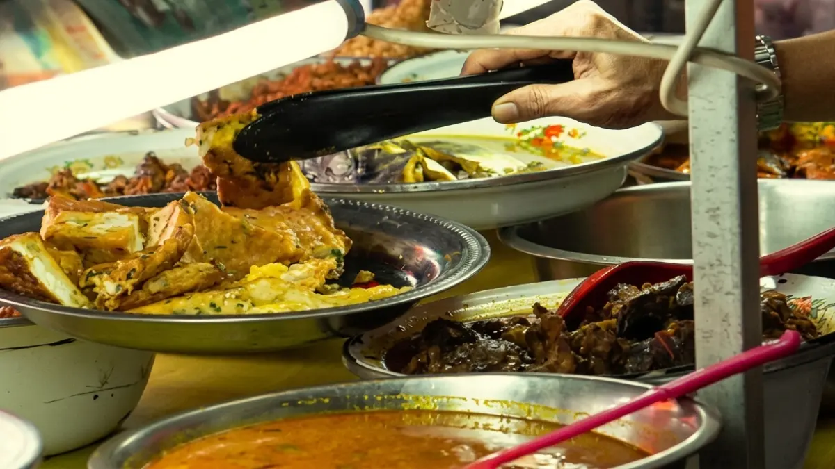 Beragam menu enak di Warteg yang ada di kawasan Bogor Utara.