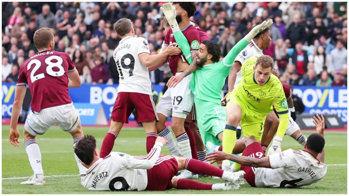 Drama menit akhir pertandingan di gawang Arsenal saat menghadapi West Ham United.
