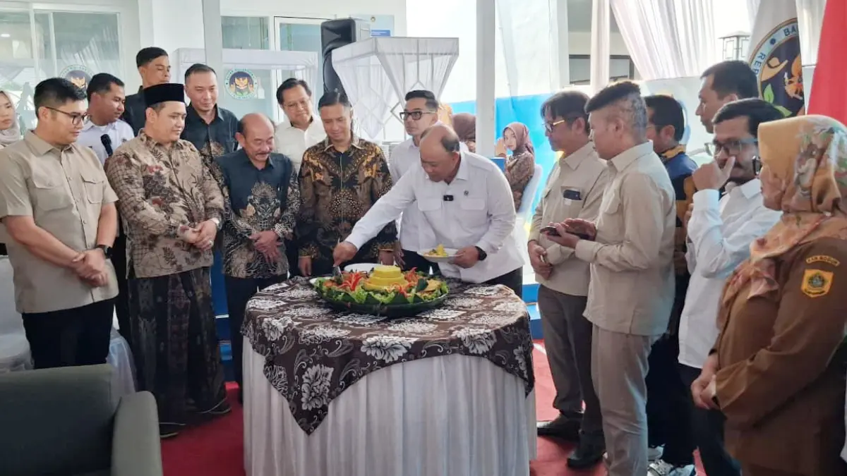 Kepala Badan Gizi Nasional (BGN), Dadan Hindayana meresmikan dapur SPPG Citaringgul 01 di Kecamatan Babakan Madang, Kabupaten Bogor, Senin, 11 Mei 2026. (Muhammad Ali/Radar Bogor)