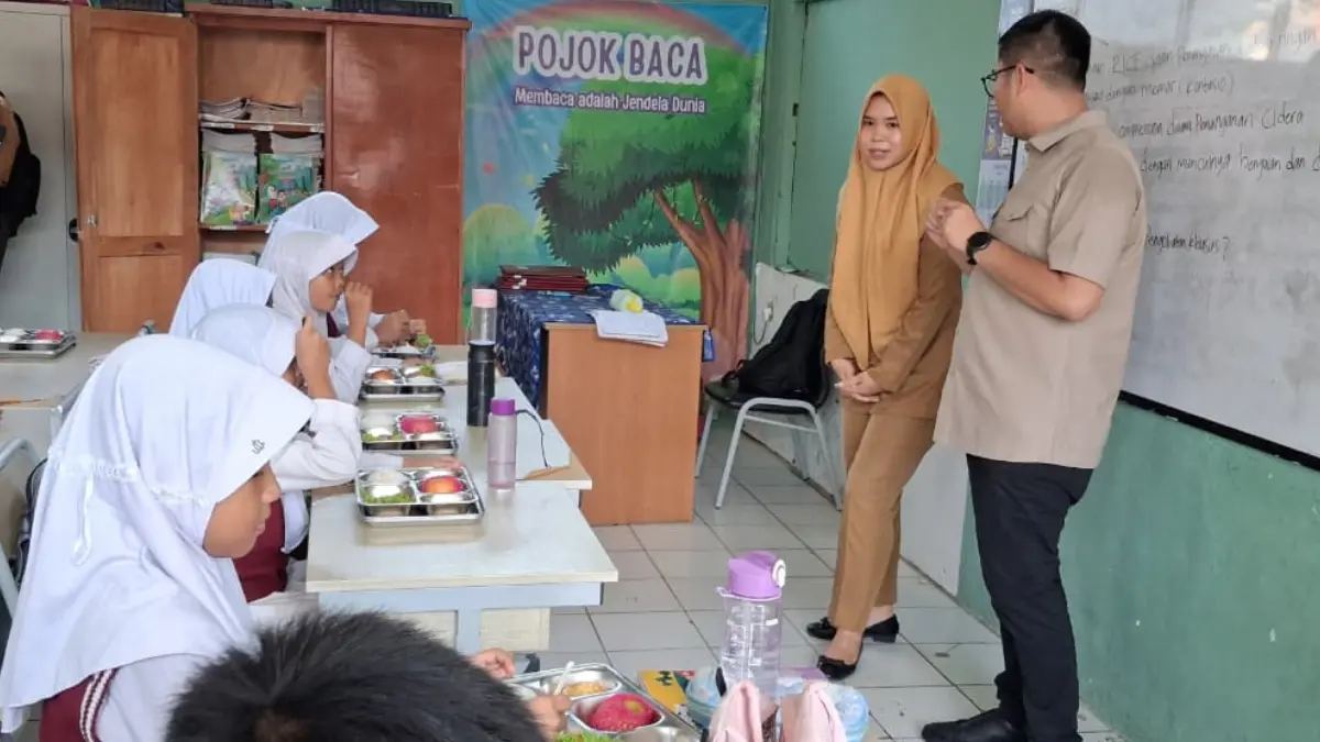 Ketua DPRD Kabupaten Bogor, Sastra Winara di SDN Citaringgul 02, Kecamatan Babakan Madang, Kabupaten Bogor. (Muhammad Ali/Radar Bogor)