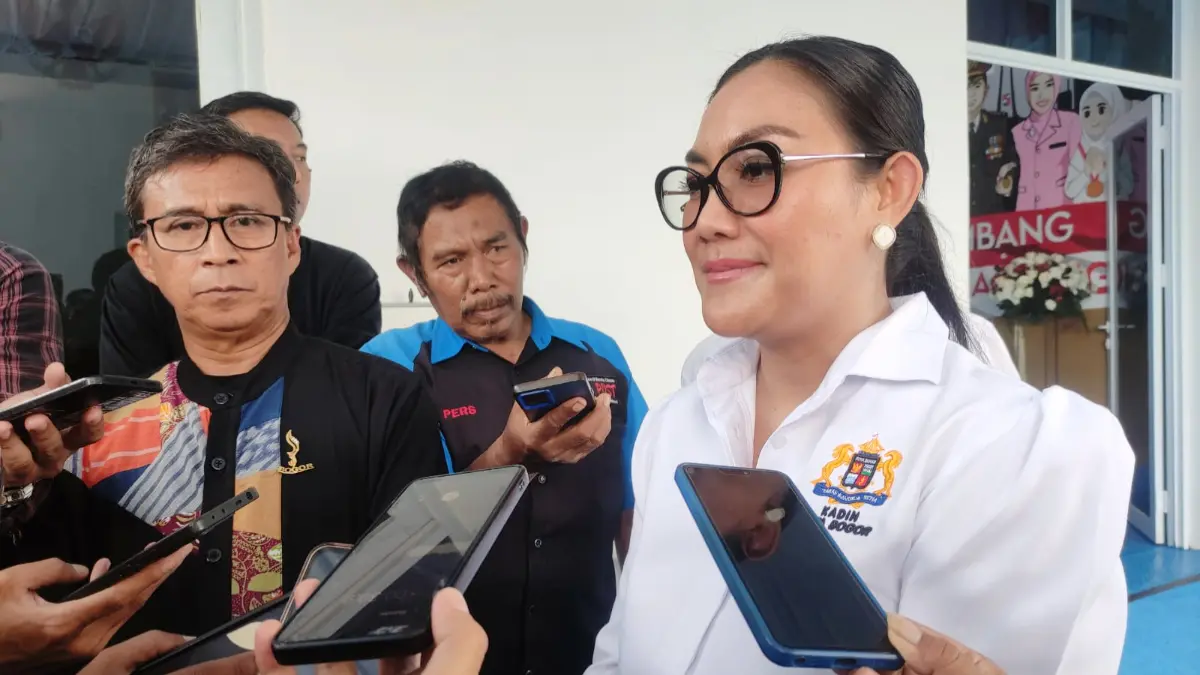 Ketua Kadin Kota Bogor, Maryati Dona Hasanah memberikan keterangan terkait surat penundaan Mukota dari Kadin Indonesia. Kadin Indonesia meminta pelaksanaan Mukota Bogor ditunda menyusul polemik dualisme kepemimpinan organisasi. (Dede/Radar Bogor)