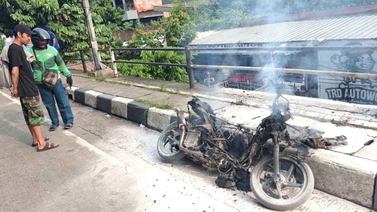 Kondisi motor yang terbakar di Jalan Sholeh Iskandar Kota Bogor, Senin, 11 Mei 2026. (Ali/Radar Bogor)