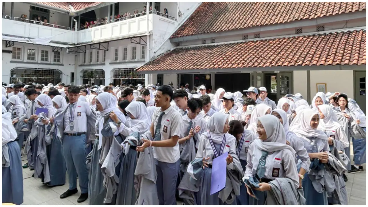 Pelepasan atribut oleh siswa-siswi SMAN 9 Kota Bogor, (Foto : Rifki/Radar Bogor) 