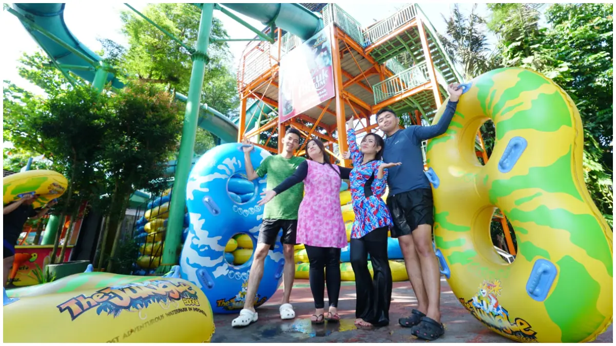 Pengunjung berfoto di salah satu spot di dalam kawasan The Jungle Waterpark Bogor.
