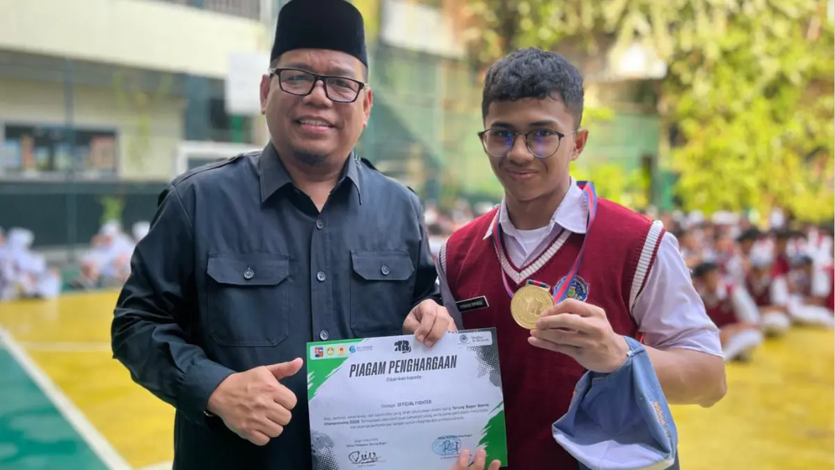 Pyraya Irphasa dari kelas XI-6, berhasil meraih Juara 1 dalam ajang Tarung Bogor Boxing Championship 2026 yang digelar di GOR Pajajaran pada Sabtu, 9 Mei 2026. Foto: SMA Kosgoro Bogor
