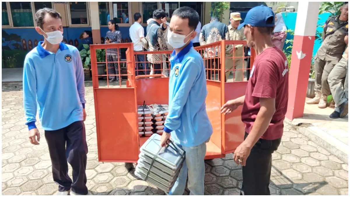 SPPG Citaringgul saat menyalurakan MBG menggunakan grobak di SDN Citaringgul 02, Kecamatan Babakan Madang, Kabupaten Bogor, Senin 11 Mei 2026. (Foto: Muhammad Ali/Radar Bogor)