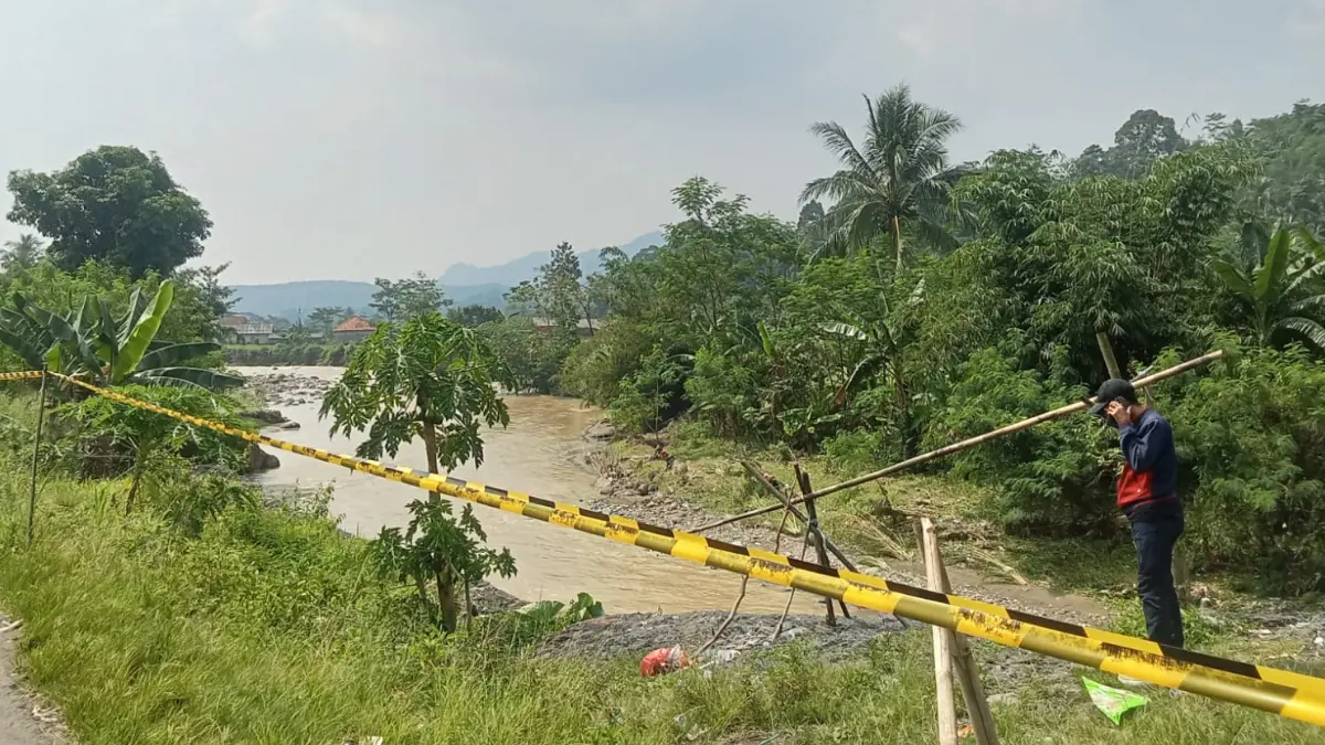 Tebingan Sungai Cidurian kembali ambruk setelah tergerus luapan air tepatnya di Kampung Nanggung, Desa Sukamaju, Cigudeg, Kabupaten Bogor Senin, 11 Mei 2026 dini hari. (Dok. Warga)