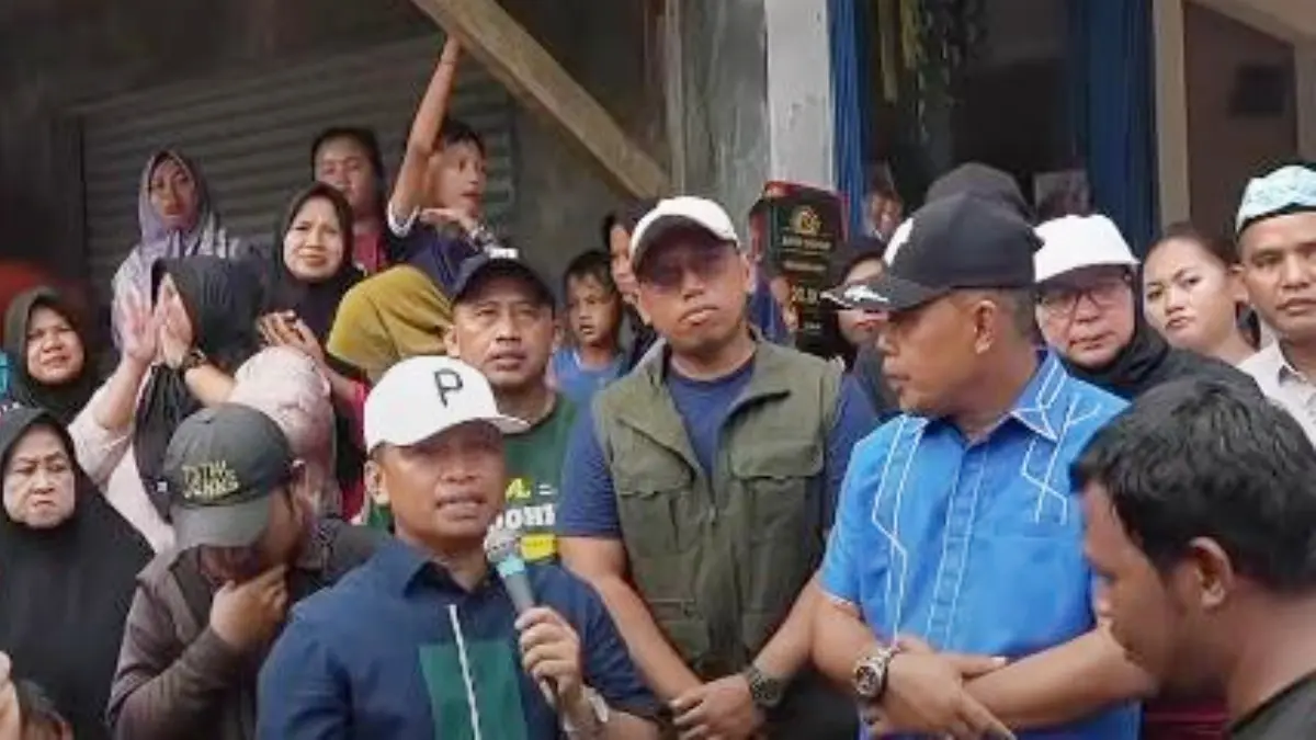 Wali Kota Depok Supian Suri saat meninjau Jembatan Jago Cipayung.(TikTok @supian.suri)