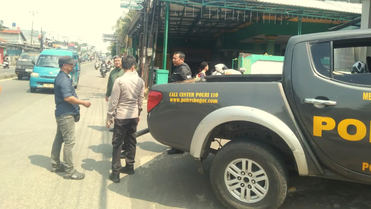 Anggota Polsek Parung Bogor mengecek lokasi kejadian kecelakaan. (Nasir/ Radar Bogor)
