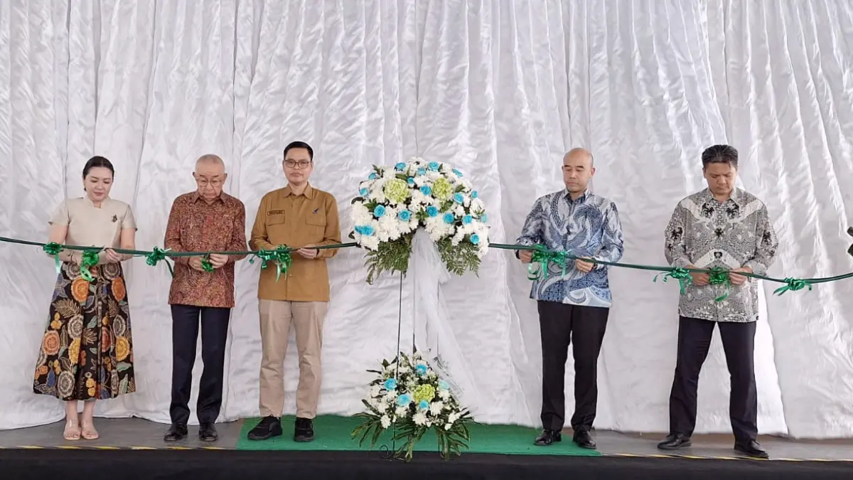 Direktur Utama PT Phytochemindo Reksa, Patrick Kalona bersama Deputi BPOM RI meresmikan Pabrik Klapanunggal di Kabupaten Bogor. (Dede/Radar Bogor)