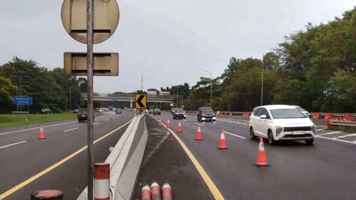 Ilustrasi. Kebakaran minibus di Tol Jagorawi bikin macet. Foto: Laman Tribratanews Polri