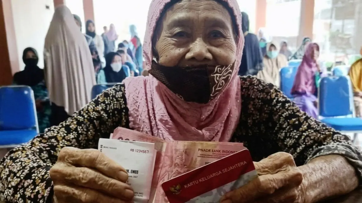 Ilustrasi KPM mencairkan bansos PKH. (Foto: Instagram @pkhsumedang)