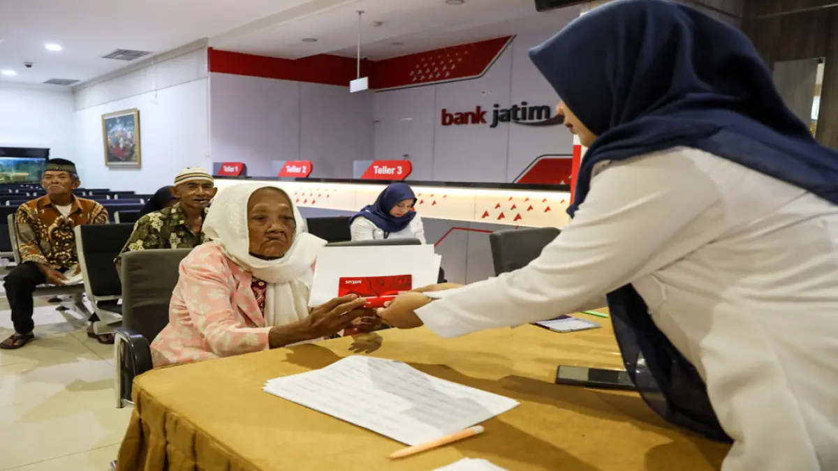 Ilustrasi KPM mengambil dana bansos. (Foto: diskominfo.kedirikota.go.id)