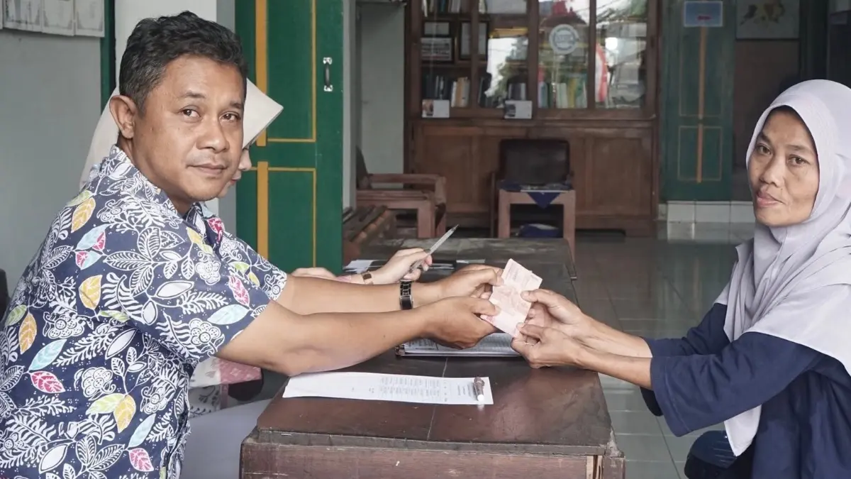 Ilustrasi penyaluran bansos PKH kepada KPM. (Foto: Instagram @girikerto)