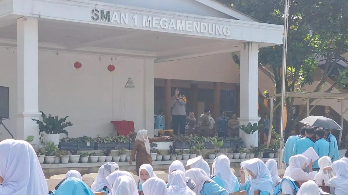 Kapolsek Megamendung AKP Desi Triana memberikan pembekalan kelulusan SMAN 1 Megamendung, Kabupaten Bogor.(Dok. Polsek Megamendung)