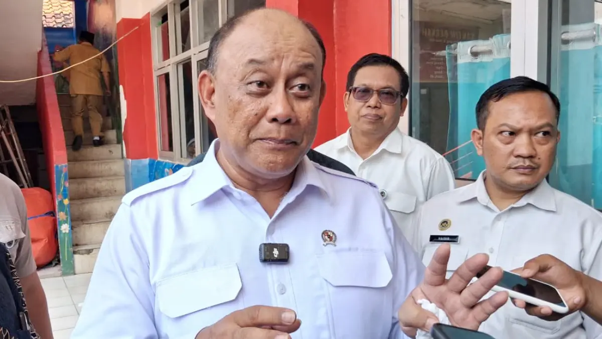 Kepala Badan Gizi Nasional (BGN) Dadan Hindayana menyampaikan keterangan kepada wartawan. (Muhammad Ali/Radar Bogor)