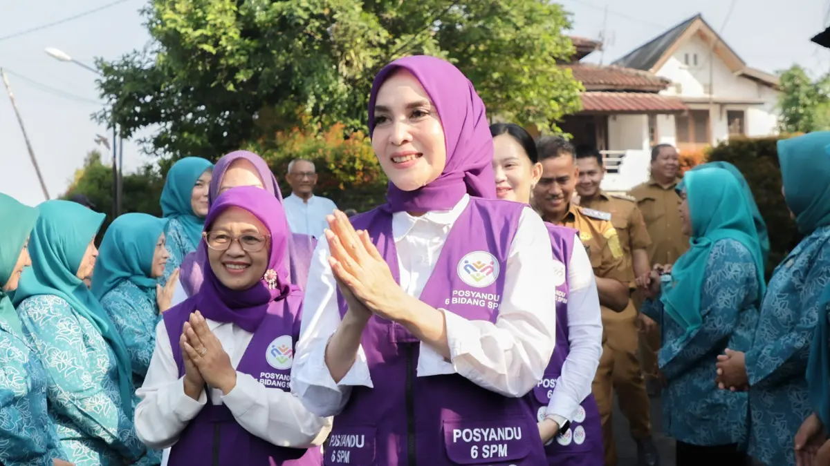 Ketua Tim Pembina Pos Pelayanan Terpadu (TP Posyandu) Kota Bogor Yantie Rachim monitoring pelayanan Posyandu 6 SPM. (Dok. Pemkot Bogor) 