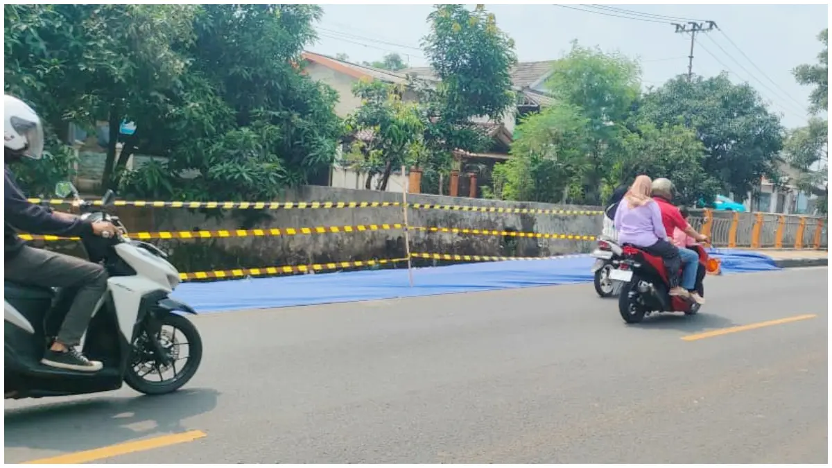kondisi Longsor di ruas Jalan Sawangan Sugro Kota Depok. (Foto : Fajar Radar Bogor)