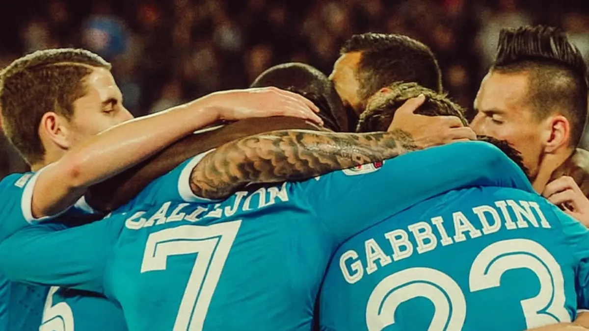 Para pemain Napoli berdoa sebelum menghadapi Bologna. (Instagram @officialsscnapoli)
