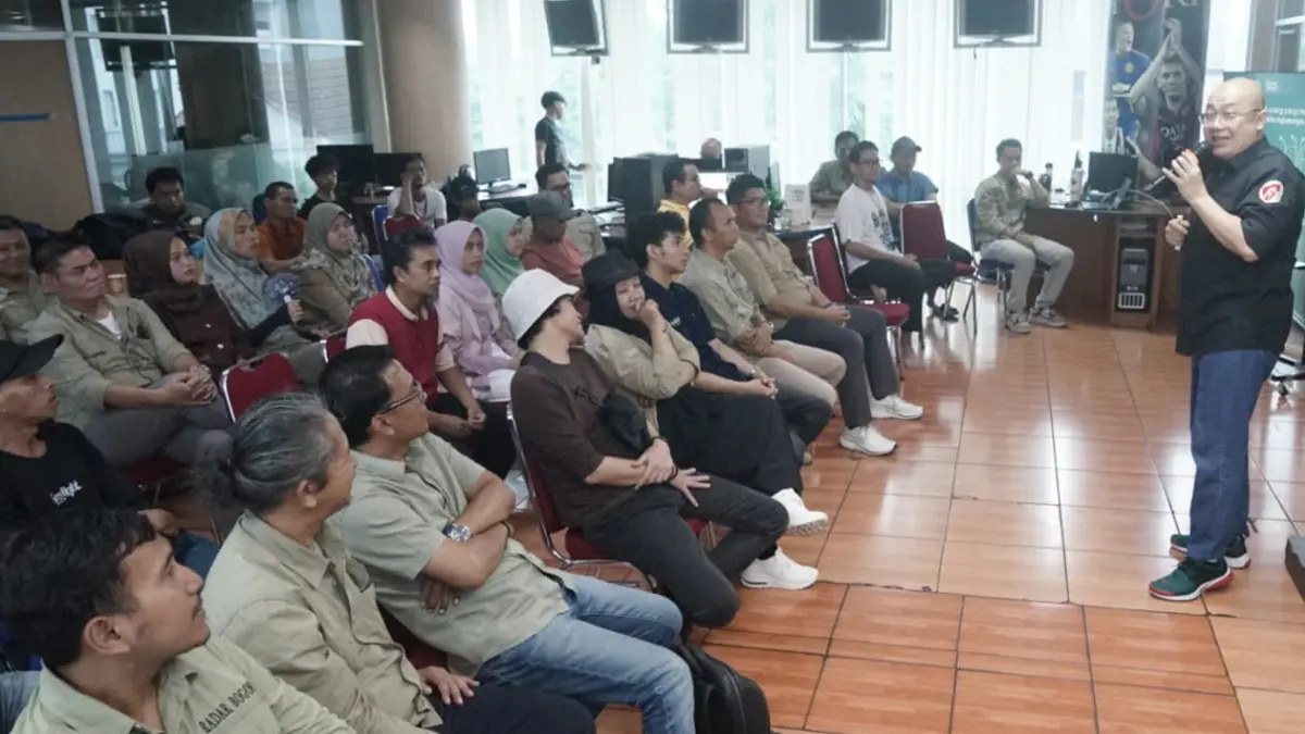 Penggiat sosial Harlan Bengardi saat menjadi pemateri pada kegiatan pembekalan internal bagi karyawan Radar Bogor di Graha Pena, Kota Bogor, Senin, 11 Mei 2026. (Sofiansyah/Radar Bogor)