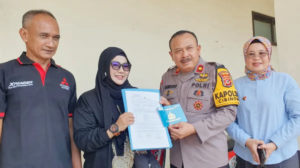 Penyerahan motor milik warga Bojonggede setelah sempat hilang ditemukan Polsek Cibinong. (Billy/Radar Bogor)