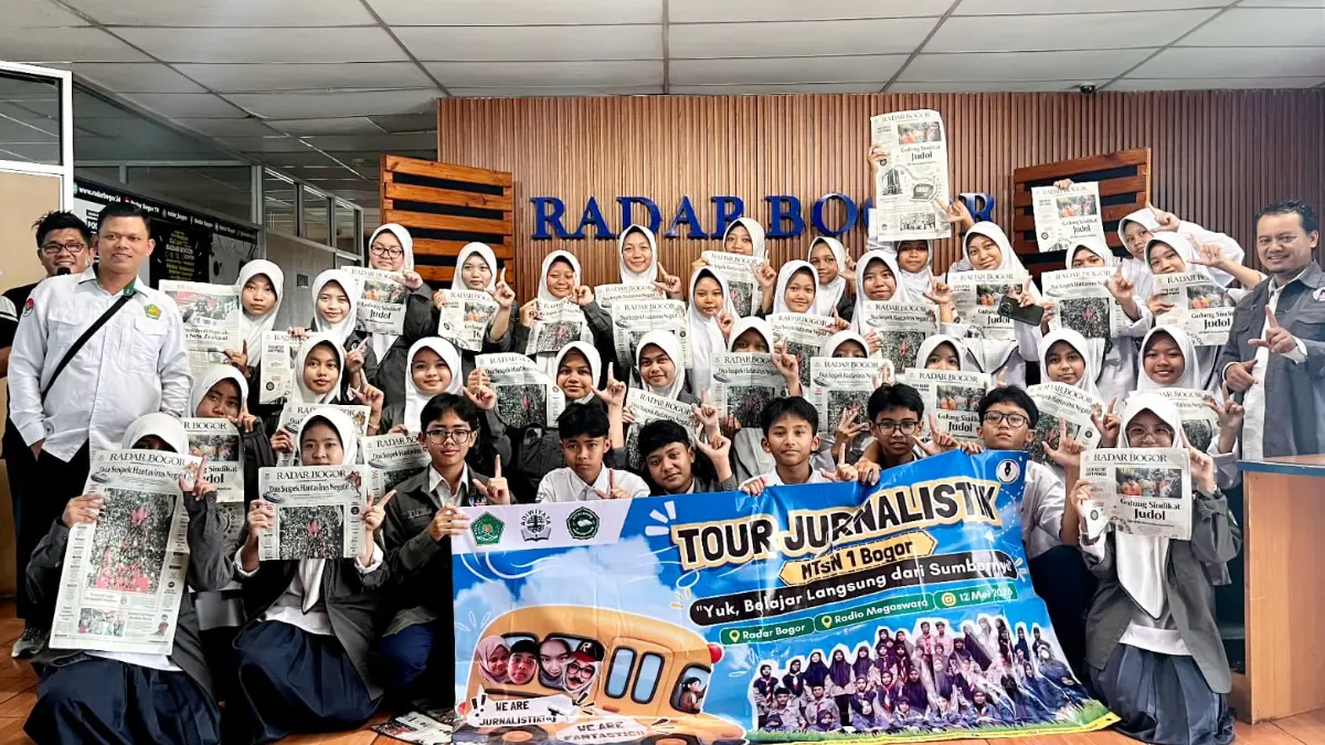 Siswa MTsN 1 Bogor mengikuti kunjungan jurnalistik ke kantor redaksi Radar Bogor. (Dok. Radar Bogor)