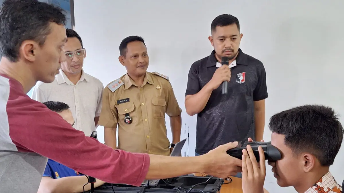 Warga melakukan perekaman e-KTP dalam program Layanan Sore-Malam (LSM Dukcapil) di Kelurahan Sempur, Kota Bogor. (Dede/Radar Bogor)