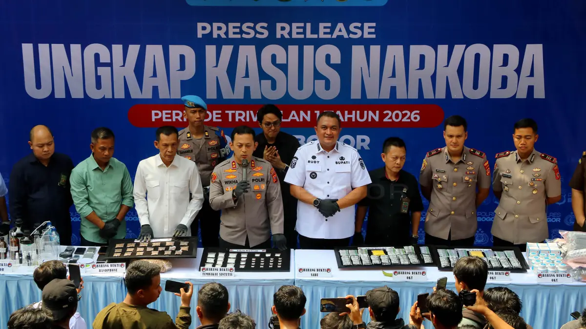 Wakil Bupati Bogor, Ade Ruhandi (tiga dari kiri), Kapolres Bogor, AKBP Wikha Ardilestanto (tengah) Bupati Bogor, Rudy Susmanto (empat dari kiri) saat rilis kasus penyalahgunaan obat daftar G di Mapolres Bogor. (Foto : Hendi Novian / Radar Bogor)