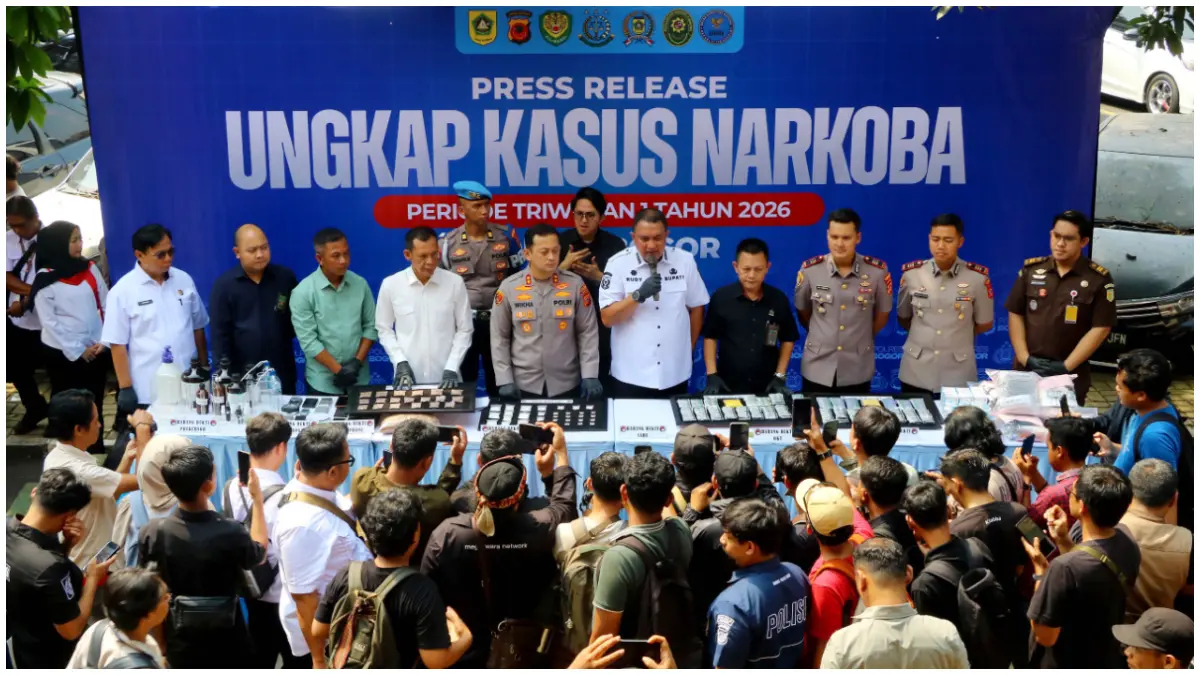 Bupati Bogor, Rudy Susmanto saat menjawab pertanyaan awak media pada press release kasus narkoba di Mapolres Bogor, Cibinong, Kabupaten Bogor. (Foto : Hendi Novian / Radar Bogor)