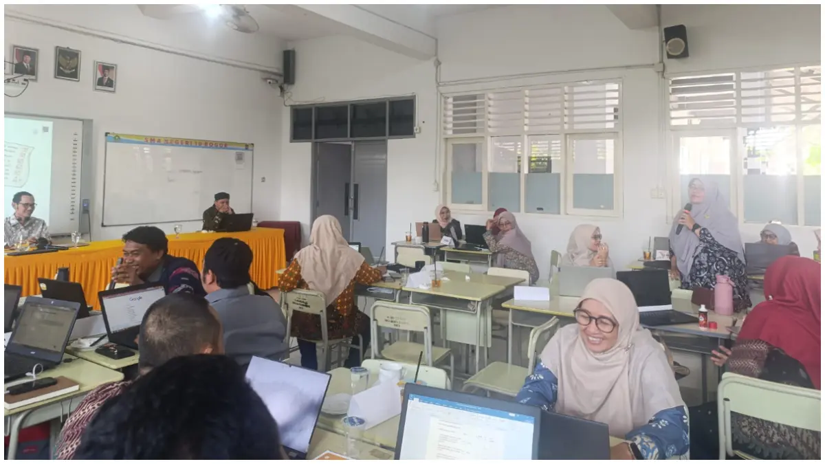 Guru SMAN 10 Kota Bogor mengikuti workshop penyusunan soal Sumatif Akhir Tahun berbasis Artificial Intelligence (AI) dengan antusias. (Foto: SMAN 10 for Radar Bogor)