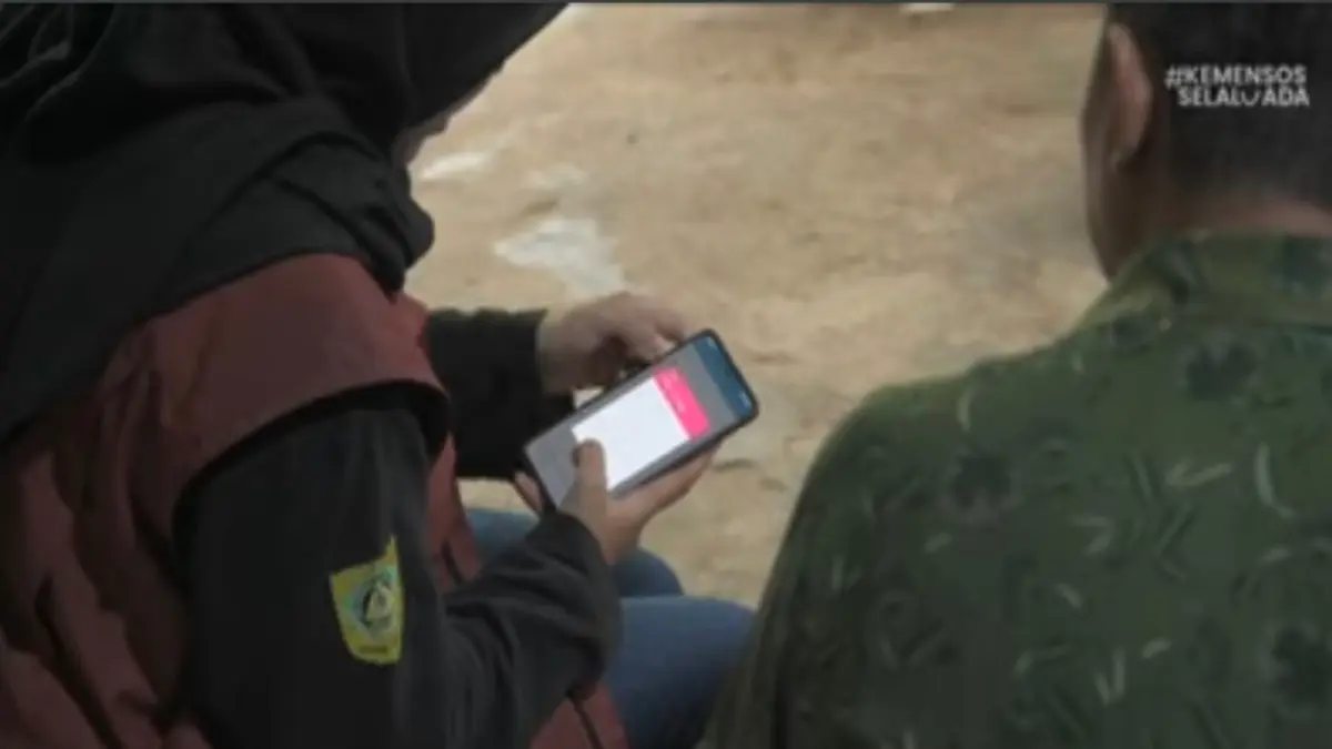 Ilustrasi pengecekan status bansos KPM oleh petugas sosial. (Foto: YouTube Kemensos RI)