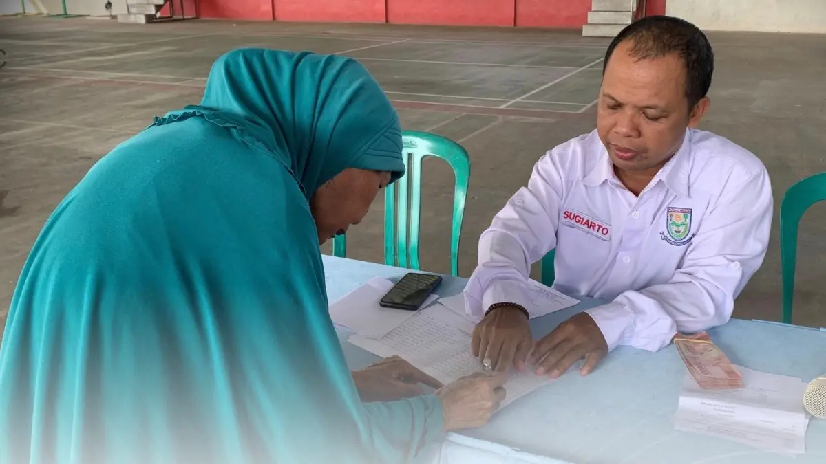 Ilustrasi penyaluran bansos PKH kepada penerima manfaat. (Foto: Instagram @pemdes_kembangan)