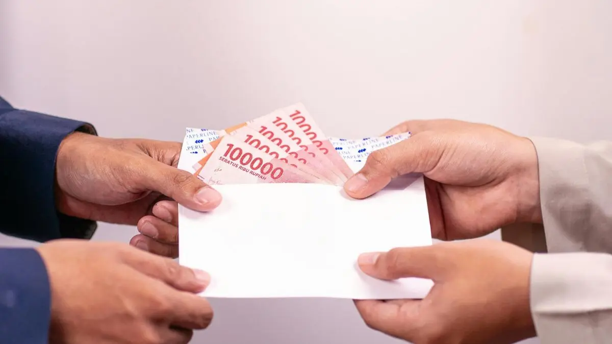 Ilustrasi uang bansos. (Foto: Pexels/Defrino Maasy)