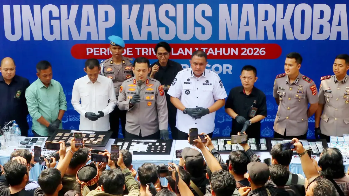 Kapolres Bogor AKBP Wikha Ardilestanto, Bupati Bogor Rudy Susmanto, Wakil Bupati Bogor Ade Ruhandi menghadiri rilis pengungkapan kasus narkoba di Mapolres Bogor, Cibinong, Kabupaten Bogor. (Hendi Novian/Radar Bogor)