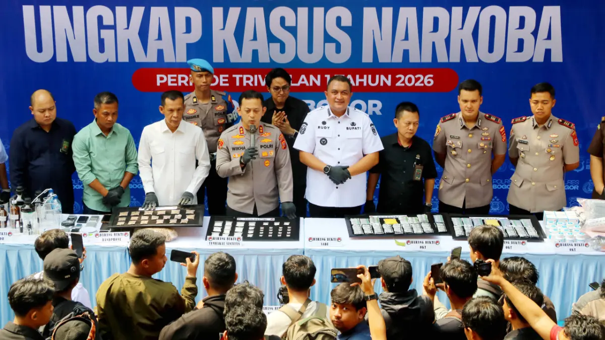 Kapolres Bogor AKBP Wikha Ardilestanto, Bupati Bogor Rudy Susmanto, Wakil Bupati Bogor Ade Ruhandi saat merilis pengungkapan kasus narkoba di Mapolres Bogor, Cibinong, Kabupaten Bogor. (Hendi Novian/Radar Bogor)