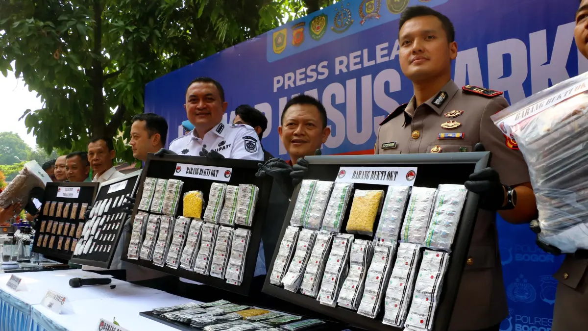 Kapolres Bogor, AKBP Wikha Ardilestanto (tengah), Bupati Bogor, Rudy Susmanto (tiga dikiri), Wakil Bupati Bogor, Ade Ruhandi (lima dikiri), saat rilis kasus pengungkapan obat keras terlarang di Mapolres Bogor. (Foto : Hendi Novian / Radar Bogor)
