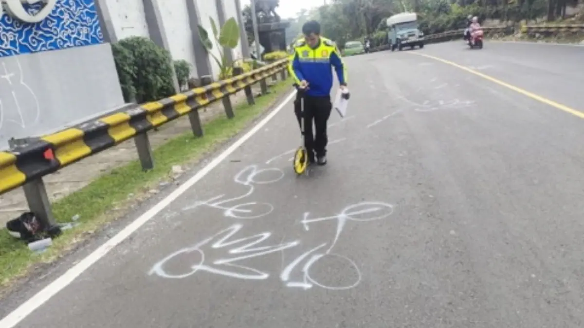 Kendaraan pick up Suzuki Carry bermuatan sayuran menabrak dua motor hingga sejumlah orang mengalami luka-luka di Tanjakan Selarong, Kampung Cibogo II, Desa Cipayung, Megamendung, Kabupaten Bogor Rabu, 13 Mei 2026. (Dok. Polres Bogor)