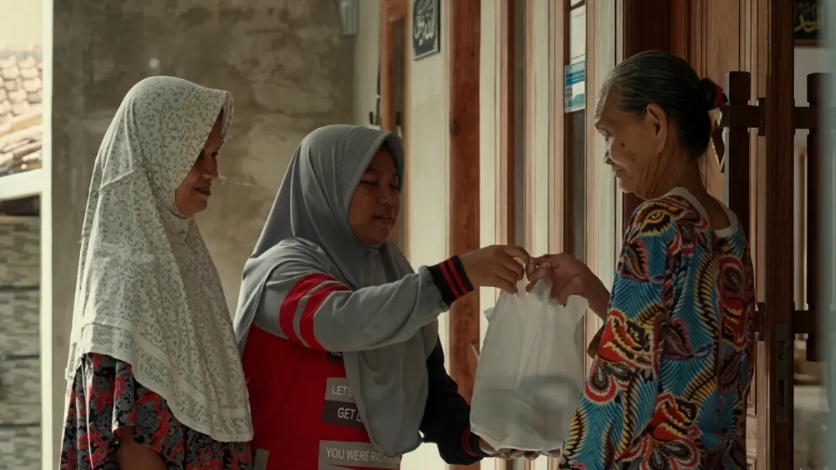 Pemberian Bansos kepada warga miskin dari pemerintah. (Foto: Kemensos RI)