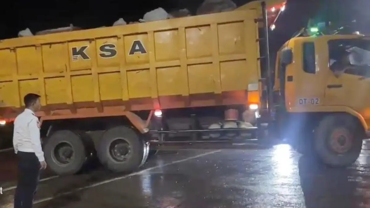 Petugas Dishub Kabupaten Bogor saat memutarbalik truk tambang yang akan melintas di Parung Panjang, Kabupaten Bogor, Rabu, 13 Mei 2026. (Dishub Kabupaten Bogor)