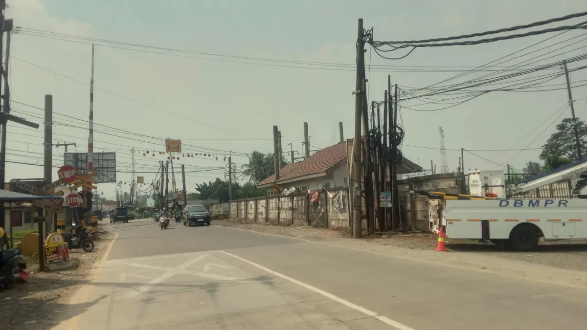 Petugas Provinsi Jawa Barat bersiap memasang portal di Parungpanjang, Kabupaten Bogor, Rabu 13 Mei 2026.  (Nasir/ Radar Bogor)