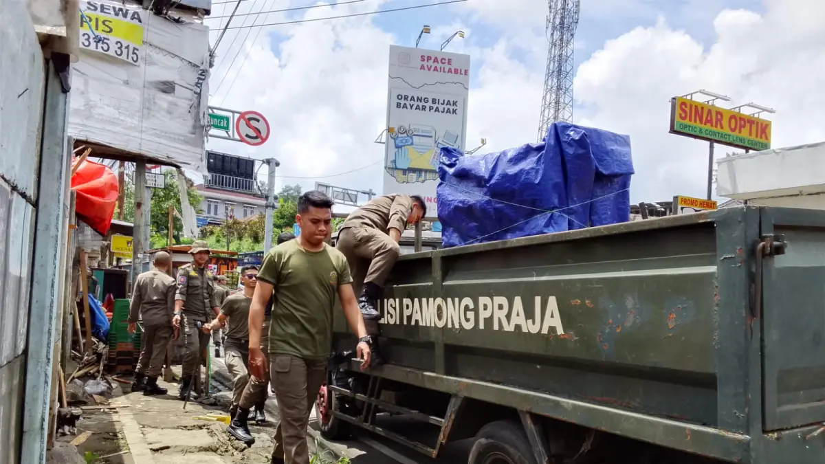 Satpol PP Kabupaten Bogor saat menertibkan PKL di Jalur Puncak. (Foto : Septi Nulawam H/Radar Bogor)