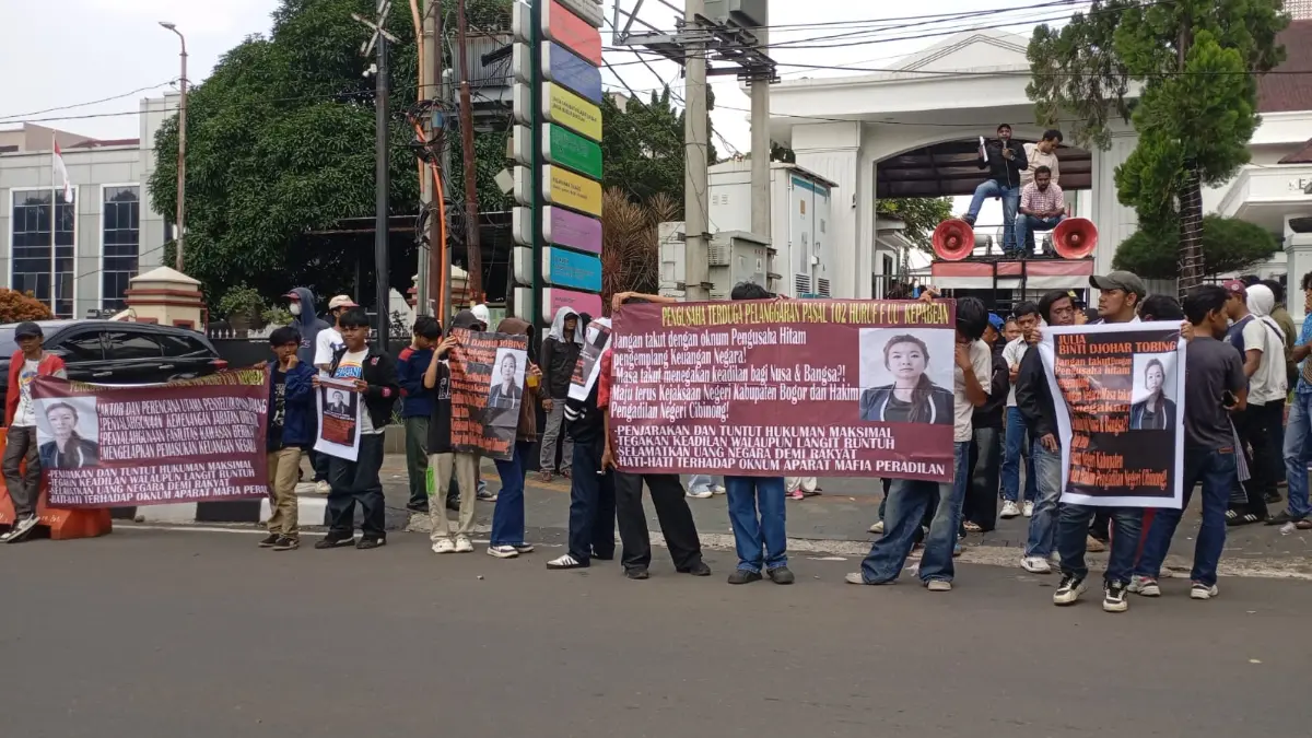 AKSI: Massa dari Forum Mahasiswa Indonesia menggelar unjuk rasa di depan Pengadilan Negeri Cibinong, Rabu, 13 Mei 2026. Mereka memprotes tuntutan jaksa terhadap terdakwa kasus dugaan pelanggaran kepabeanan yang dinilai terlalu ringan. Foto: Dok Forum Mahasiswa Indonesia
