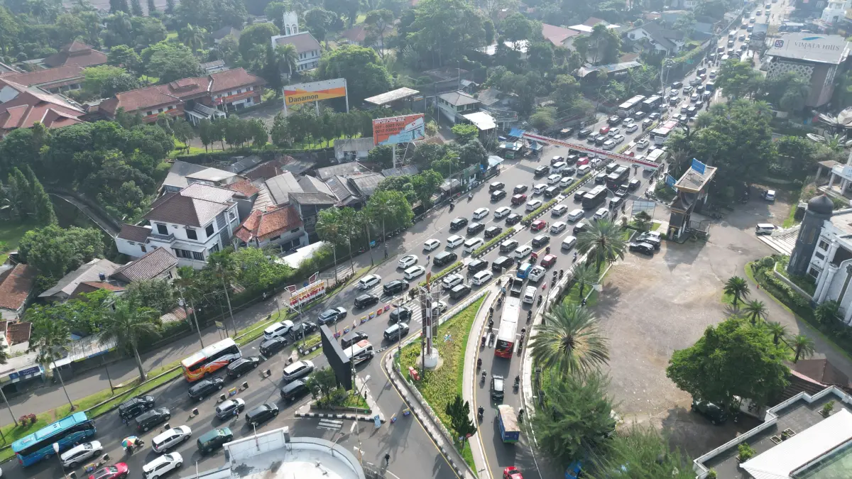 Arus lalu lintas di Jalur Puncak Bogor pada long weekend peringatan Kenaikan Isa Almasih yang mengalami peningkatan jumlah kendaraan. (Foto : Aziz/Radar Bogor)