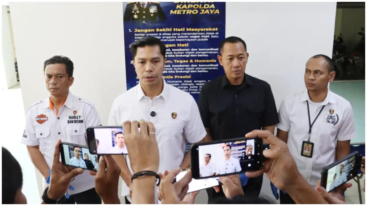 Dua dari kiri Kasat Reskrim Polres Metro Depok saat memberikan keterangan soal kasus curanmor. (Foto : Kasi Humas Polres Metro Depok for Radar Bogor)