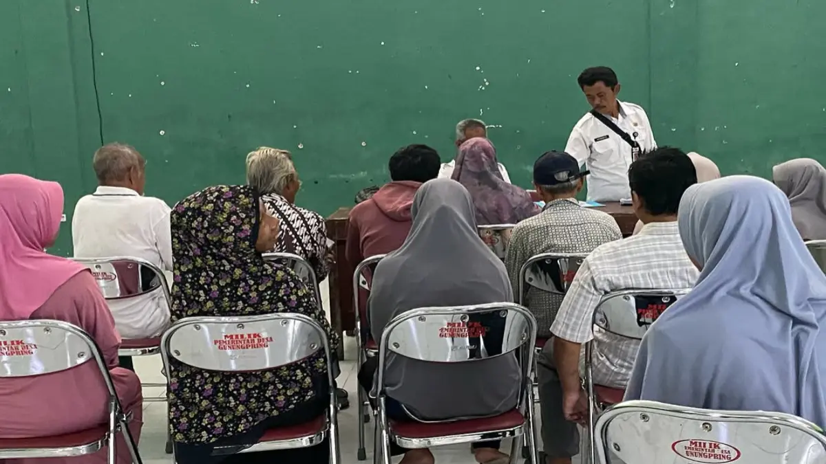 Ilustrasi antrian KPM mengambil pencairan bansos. (Foto: Instagram @gunungpring.muntilan)