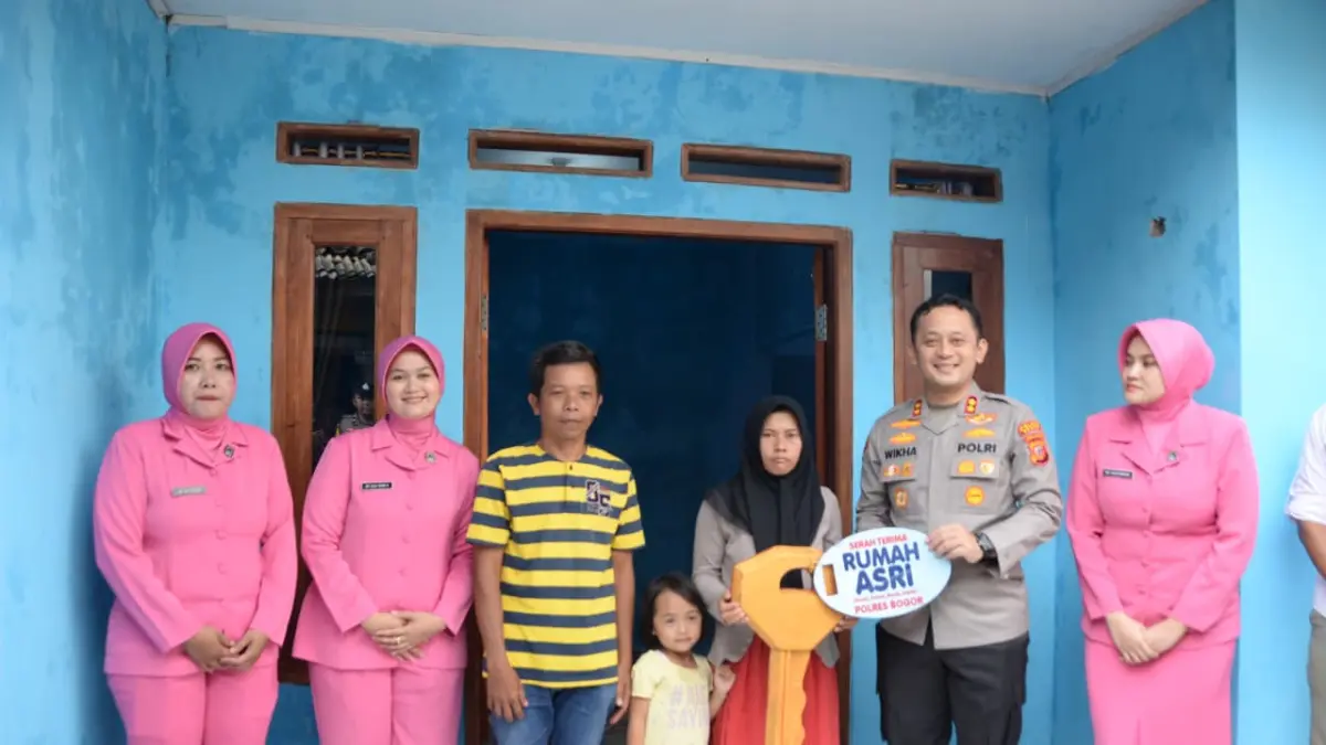 Kapolres Bogor, AKBP Wikha Ardilestanto saat menyerahkan kunci kepada penerima manfaat program Rumah ASRI Polres Bogor. (Foto: Humas Polres Bogor)